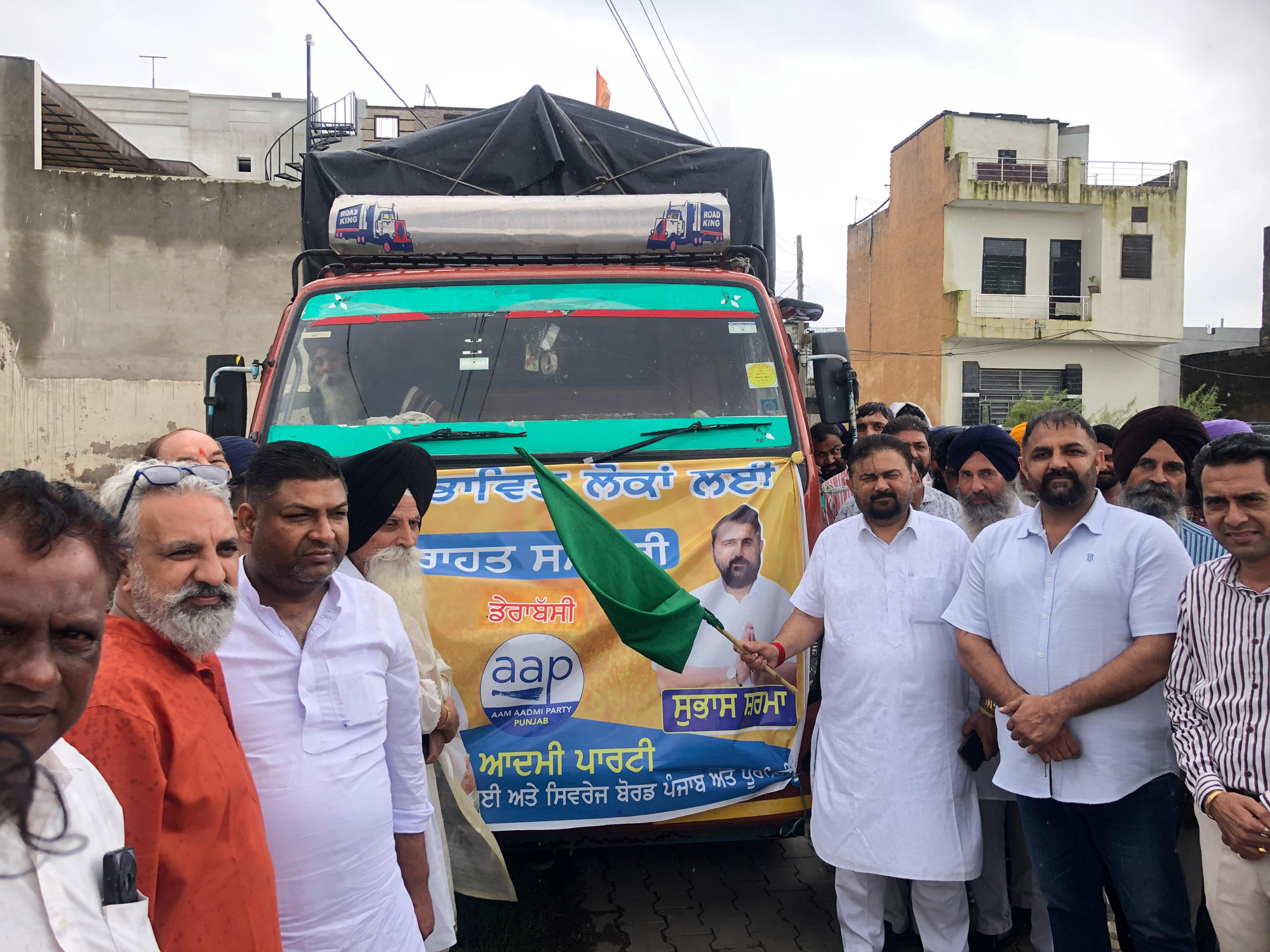 ਸੀਵਰੇਜ ਬੋਰਡ ਦੇ ਉੱਪ ਚੇਅਰਮੈਨ ਸੁਭਾਸ਼ ਸ਼ਰਮਾ ਵੱਲੋਂ ਤਰਨਤਾਰਨ ਦੇ ਹੜ੍ਹ ਪੀੜਤਾਂ ਲਈ  ਰਾਹਤ ਸਮੱਗਰੀ  ਦਾ ਟਰੱਕ ਰਵਾਨਾ